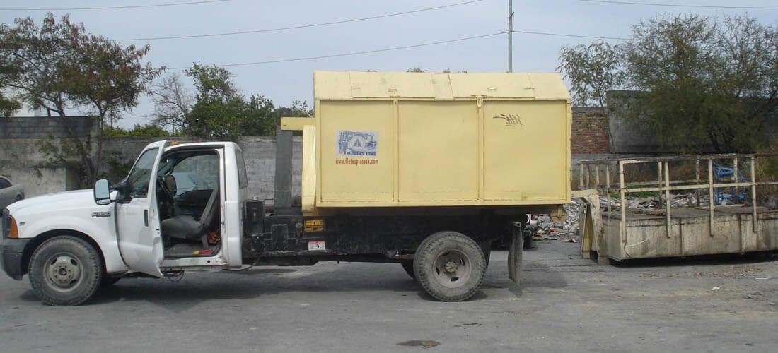 Camión de Fletes Placosa transportando un contenedor amarillo
